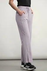 Pantalón negro de corte ancho con cintura elastizada y cordón ajustable.