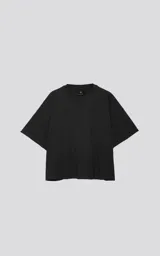 Remera de manga corta color negro, confeccionada en tejido jersey 24/1 americano con calce boxy fit.