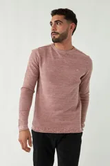 Sweater azul de punto con cuello redondo, mangas largas y logo bordado en el pecho. Corte slim fit.