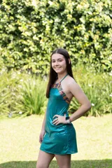 Vestido corto turquesa con escote halter y espalda descubierta. El cuello es alto y las tiras se atan en la nuca.
