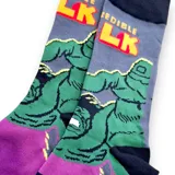 Medias grises con puño negro y diseño del personaje Hulk con su torso verde y pantalón violeta.