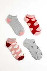 Pack de cuatro pares de medias soquete (tobilleras) con diversos estampados: una gris con estrellas oscuras, una gris con puntera y talón rosados, una rosada con nubes blancas y puntera/talón granate, y una roja con lunares rosados.