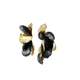 Par de aros colgantes con forma de flor, con pétalos de tela negra y centro de metal dorado.