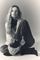 Jean de tiro alto, denim azul rígido con lavado oscuro y apliques de brillos. Pierna recta.