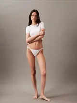 Colaless blanco de algodón y elastano, con talle medio, laterales y parte trasera de cuerda, y cintura elástica con logo Calvin Klein.