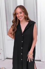 Camisola azul sin mangas con cuello camisero y abotonadura frontal.