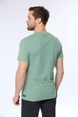 Remera azul marino lisa de manga corta con cuello redondo y logo bordado en el pecho.