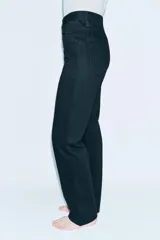 Pantalón de jean negro de tiro alto, corte slim y largo hasta el tobillo.