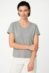 Remera gris de algodón con cuello en V y mangas cortas, corte slim fit.