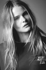 Remera azul con estampado frontal con texto en blanco 'HENRI MATISSE PAPIERS DECOUPÉS', corte amplio, cuello redondo y mangas cortas.