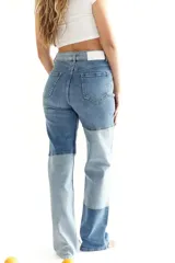 Pantalón de jean con diseño patchwork en diferentes tonos de azul, corte recto y tiro alto.