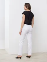 Pantalón blanco de gabardina elastizada marca Zac & Rachel. Tiene pretina ancha con faja interna modeladora, largo de pierna con costura frontal pespunteada y bolsillos ojal simulados en la parte trasera.