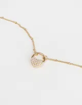 Cadena corta dorada con dije de corazón cubierto de perlas.