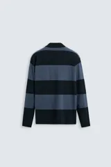 Polo relaxed fit de punto tejido en hilatura de algodón. Cuello solapa con cierre frontal de botonadura. Manga larga. Acabados en rib.