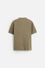 Camiseta celeste de punto con hilatura de mezcla de algodón, corte relaxed fit, cuello redondo, manga corta y acabados en rib.