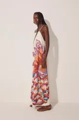 Vestido largo color crema con estampado de una piña abstracta en tonos naranja, rojo, azul y verde.