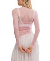 Top de manga larga color rosado, confeccionado en tejido texturado y transparente. Presenta cuello fruncido y terminación elástica.