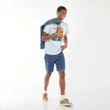 Camiseta celeste con estampado de la película Jaws (Tiburón) con el texto "Visit Amity Island" y el logo del 50 aniversario. 