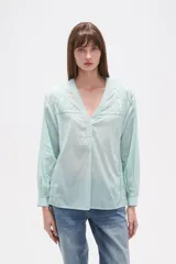 Blusa de algodón color menta, con escote en V, mangas largas y detalles de bordado floral y mostacillas en los hombros y el escote.