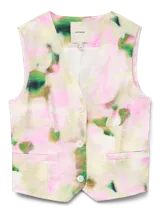 Chaleco sastrero con estampado abstracto en tonos rosa, verde y beige. Tiene cierre frontal con botones, bolsillos decorativos y forro interior.