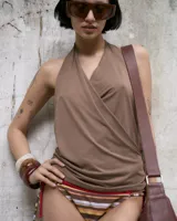 Top color chocolate de microfibra drapeada, con escote halter y espalda descubierta.