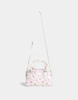Cartera bowling de cuerina color blanco con estampado de mariposas lilas, doble asa corta y correa larga regulable y desmontable.