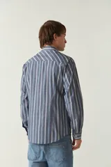 Camisa de manga larga a cuadros rojos y negros, de corte slim fit, con cuello abotonado y logo bordado en el pecho. Confeccionada en algodón.