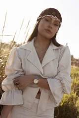 Camisa marrón con lunares blancos, corte clásico, cuello camisero, mangas 3/4 abullonadas y lazo ajustable en la cintura.