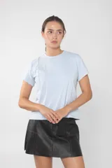 Remera celeste de corte clásico con costuras laterales a la vista.