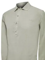 Camisa celeste de manga larga con cuello camisero, abotonadura parcial y logo bordado en el pecho.