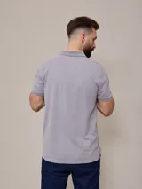 Polo color beige de manga corta con efecto peach.