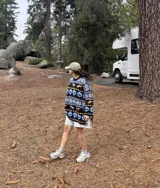 Buzo tejido jacquard con diseño de langostas, corte oversized y tajos laterales.