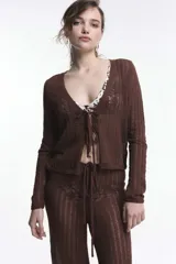 Cardigan marrón de tejido de punto calado, con escote en V y cierre frontal con lazos.