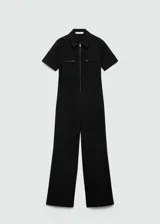 Mono largo negro de tejido fluido con diseño entallado, cuello polo, manga corta, cierre frontal con cremallera y dos bolsillos con cremallera en la parte frontal.