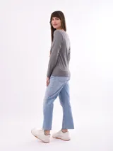 Remera de manga larga color gris oscuro, con escote redondo y calce ajustado.
