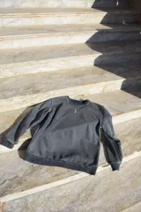 Buzo azul de algodón con cuello redondo y logo bordado en el pecho.