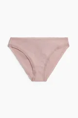 Pack de cinco bombachas de algodón en colores gris oscuro, gris claro, blanco, rosa claro y rosa, con cintura estándar, refuerzo interior, cobertura media y ribetes de encaje.
