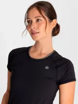 Remera deportiva de manga corta color fucsia, con cuello redondo y tecnología Aircool de secado rápido.