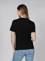 Remera negra de algodón con cuello redondo y logo Calvin Klein estampado en color fucsia. Corte clásico de manga corta.