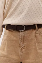 Cinturón marrón de cuero liso con hebilla metálica plateada.