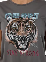 Camiseta gris con estampado de tigre y las frases "Free Spirit" y "Stay Strong".