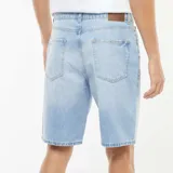 Bermudas de jean celeste de corte recto.