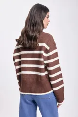 Buzo de punto con cuello alto, color marrón con rayas blancas.