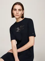 Vestido Tommy Hilfiger azul marino de corte recto y largo a la rodilla, con mangas cortas y cuello redondo. Presenta el logo de la marca bordado en el pecho.
