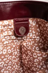 Bolso tipo tote grande color bordó, de cuero vegano, con doble asa corta.