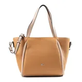Cartera tipo tote color habano, confeccionada en símil cuero graneado. Tiene doble asa corta y correa larga regulable extraíble. El acceso es con cierre. Cuenta con un compartimento principal con un bolsillo interno con cierre y otro abierto.