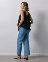 Blusa de gasa color blanco, marca Liv Los Ángeles, con breteles trenzados y diseño de capas en encaje y gasa.