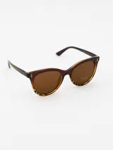 Lentes de sol color café con diseño estilizado y acetato en la montura.