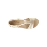 Sandalia de cuero color champagne con tiras finas y suela marrón.