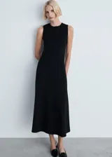 Vestido midi negro sin mangas, con cuello redondo y corte ajustado al cuerpo.